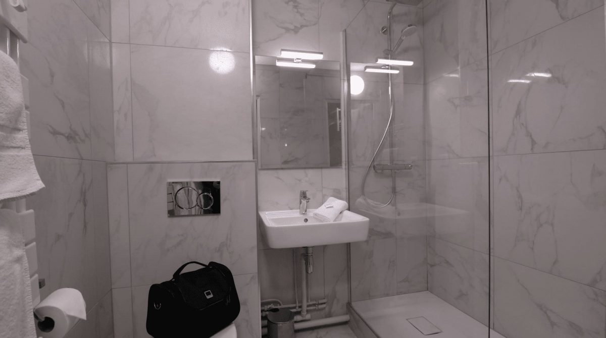 Salle de bain chambres deluxe Hôtel 3 étoiles Rennes aéroport